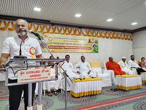 ಬಾದಾಮಿ: ವ್ಯಾಪಾರದಿಂದ ನಾವು ಬಣಜಿಗರು, ರಾಜಕೀಯವಾಗಿ ಹಲವರು ರಾಜ್ಯದ ಮುಖ್ಯಮಂತ್ರಿಗಳಾಗಿ ಸೇವೆ ಸಲ್ಲಿಸಿದ್ದಾರೆ. ಸಮ ಸಮಾಜವನ್ನು ಒಗ್ಗೂಡಿಸಿಕೊಂಡು ಸಮಾಜವನ್ನು ಕಟ್ಟಬೇಕು. ಆಧುನಿಕ ಯುಗದಲ್ಲಿ ಮಕ್ಕಳಿಗೆ ಶಿಕ್ಷಣ ಕೊಡಿಸುವ ಜತೆಗೆ ಸಂಸ್ಕಾರವನ್ನು ಕಲಿಸಬೇಕು ಎಂದು ಮಾಜಿ ಸಂಸದ ರಮೇಶ ಕತ್ತಿ ಹೇಳಿದರು.

 ನಗರದ ವೀರಪುಲಿಕೇಶಿ ವಿದ್ಯಾ ಸಂಸ್ಥೆಯ ಬಸವ ಭವನದಲ್ಲಿ ತಾಲೂಕು ಬಣಜಿಗ ಸಮಾಜ ಕ್ಷೇಮಾಭಿವೃದ್ಧಿ ಸಂಘದಿಂದ ಸೋಮವಾರ ಹಮ್ಮಿಕೊಂಡಿದ್ದ ಪ್ರತಿಭಾ ಪುರಸ್ಕಾರ, ಗಣ್ಯರಿಗೆ ಸನ್ಮಾನ ಕಾರ್ಯಕ್ರಮವನ್ನು ಉದ್ಘಾಟಿಸಿ ಅವರು ಮಾತನಾಡಿ, ಬಣಜಿಗರು ತಕ್ಕಡಿ ಹಿಡಿದು ಬದುಕಿದರೆ ನಮ್ಮ ಧರ್ಮವನ್ನು ಪೂಜಿಸುವುದರ ಜತೆಗೆ ಅನ್ಯ ಧರ್ಮಗಳನ್ನು ಗೌರವಿಸಬೇಕು ಎಂದರು.

 ವೀರಶೈವ ಲಿಂಗಾಯತದಲ್ಲಿರುವ ಒಳ ಪಂಗಡಗಳು ಕುಲ ಕಸುಬುಗಳ ಆಧರಿಸಿ ಆಚರಣೆಗಳಿವೆಯೇ ವಿನಃ ಅವೆಲ್ಲವೂ ಕಾಯಕದ ರೂಪಗಳಾಗಿವೆ. ಎಲ್ಲವನ್ನು ಒಗ್ಗೂಡಿಸಿಕೊಂಡು ಶಕ್ತಿಯನ್ನಾಗಿ ಪರಿವರ್ತಿಸಿ ವೀರಶೈವ ಲಿಂಗಾಯತ ಸಮುದಾಯದ ಪ್ರಭಾವ ಮತ್ತು ಶಕ್ತಿಯನ್ನು ನಮ್ಮ ಸಂಘಟನಾ ಬಲದಿಂದ ತೋರಿಸಬೇಕಾದ ಅವಶ್ಯಕತೆ ಮತ್ತು ಅನಿವಾರ್ಯತೆ ಎದುರಾಗಿದೆ ಎಂದರು.

 ಮಾಜಿ ಶಾಸಕ ಎಂ.ಕೆ. ಪಟ್ಟಣಶೆಟ್ಟಿ ಅವರು ಬಣಜಿಗ ಸಮಾಜದ ಮಹಿಳಾ ಘಟಕ, ಎ.ಸಿ. ಪಟ್ಟಣದ ನಿವೃತ್ತ ನೌಕರರ ಘಟಕವನ್ನು ಉದ್ಘಾಟಿಸಿ ಮಾತನಾಡಿ, ವೀರಪುಲಿಕೇಶಿ ಸಹಕಾರಿ ಬ್ಯಾಂಕ್, ವಿದ್ಯಾ ಸಂಸ್ಥೆ ಈ ಎರಡೂ ಸಂಸ್ಥೆಗಳು ಸಮಾಜದ ಜತೆಗೆ ಉಳಿದ ಸಮುದಾಯಗಳ ಶ್ರೇಯೋಭಿವೃದ್ಧಿಗೆ ಸದಾ ಶ್ರಮಿಸುತ್ತಿವೆ. ಇದನ್ನು ನಮ್ಮ ಪೂರ್ವಿಕರು ಹುಟ್ಟುಹಾಕಿದ್ದು ಸ್ಮರಿಸುವಂತದ್ದಾಗಿದೆ ಎಂದರು.

 ಪಿಕಾರ್ಡ್ ಬ್ಯಾಂಕ್ ಅಧ್ಯಕ್ಷ ಮಹಾಂತೇಶ ಮಮದಾಪುರ ಮಾತನಾಡಿ, ನಮ್ಮ ಹಾಗೂ ಪಟ್ಟಣಶೆಟ್ಟಿ ಅವರ ಒಗ್ಗಟ್ಟು ಕೆಲವರಿಗೆ ರಾಜಕೀಯವಾಗಿ ಸಹಿಸಲಾಗುತ್ತಿಲ್ಲ. ಸಮಾಜದ ಹಿತದೃಷ್ಟಿಯಿಂದ ನಾವುಗಳು ಒಗ್ಗಟ್ಟಾಗಿ ಪ್ರತಿ ಸವಾಲುಗಳನ್ನು ಎದುರಿಸಿ, ಅದರಲ್ಲಿ ಯಶಸ್ವಿಯಾಗಿ ಸಮಾಜದ ಸಂಘಟನೆ ಹಾಗೂ ಕ್ಷೇತ್ರಕ್ಕೆ ಕೊಡುಗೆ ನೀಡಲು ಸದಾ ಸಿದ್ಧರಿದ್ದೇವೆ ಎಂದರು. 

 ಡಾ. ಅವಿನಾಶ ಮಮದಾಪುರ ಮಾತನಾಡಿ, ಬಣಜಿಗ ಸಮಾಜದ ಅಸ್ತಿತ್ವದ ಬಗ್ಗೆ ಕೆಲವರಲ್ಲಿ ಸಂಶಯವಿದ್ದು, ಅದನ್ನು ನಿವಾರಿಸುವ ಕೆಲಸವನ್ನು ಮಾಡಲಾಗುತ್ತಿದ್ದು, ನಾವು ಜೈನ ಸಮುದಾಯದವರಲ್ಲ. ಆದರೆ ಜೈನ ಸಮುದಾಯ ಉಚ್ಛ್ರಾಯ ಸ್ಥಿತಿಯಲ್ಲಿ ಇದ್ದಾಗ ಅವರ ನೆರವು ಪಡೆದವರು. ಇದಕ್ಕೆ ಪ್ರತಿಯಾಗಿ ನಾವು ಕೂಡ ಜೈನ ಸಮುದಾಯದ ಬಸದಿಗಳ ನಿರ್ಮಾಣದಲ್ಲಿ ಅಪಾರ ಪ್ರಮಾಣದ ಕೊಡುಗೆಯನ್ನು ನೀಡಿರುವ ಬಗ್ಗೆ ಇತಿಹಾಸ ಮತ್ತು ಶಿಲಾ ಶಾಸನಗಳಲ್ಲಿ ಉಲ್ಲೇಖವಿದೆ ಎಂದರು.

 ಸಮಾಜದ ಜಿಲ್ಲಾಧ್ಯಕ್ಷ ಹೊಳಬಸಪ್ಪ ಬಾಳಶೆಟ್ಟಿ ಮಾತನಾಡಿದರು. ಶಿರೋಳದ ಶಂಕರಾರೂಢ ಸ್ವಾಮೀಜಿ ಆಶೀರ್ವಚನ ನೀಡಿದರು. ಪ್ರತಿಭಾವಂತ ವಿದ್ಯಾರ್ಥಿಗಳು, ಸಾಧಕರನ್ನು ಸನ್ಮಾನಿಸಲಾಯಿತು.

 ಮಹಿಳಾ ಘಟಕದ ಜಿಲ್ಲಾಧ್ಯಕ್ಷೆ  ಸವಿತಾ ಅಂಗಡಿ, ಬಿ.ಎಂ. ಟೆಂಗಿನಕಾಯಿ, ಚನಮಲ್ಲಪ್ಪ ಘಟ್ಟದ ಇತರರಿದ್ದರು. ಬಿ.ಸಿ. ಪ್ಯಾಟಿ ನಿರೂಪಿಸಿ, ವಂದಿಸಿದರು.



