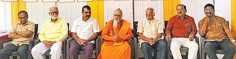 ಕಲಬುರಗಿಯಲ್ಲಿ ಹಮ್ಮಿಕೊಂಡಿದ್ದ ಜಿಲ್ಲಾ ಕನ್ನಡ ಸಾಹಿತ್ಯ ಸಮ್ಮೇಳನದ ಸರ್ವಾಧ್ಯಕ್ಷ ಡಾ.ನಾಗೇಂದ್ರ ಮಸೂತಿ ಅವರ ಕಾವ್ಯ ಚಿತ್ರಕಲಾ ಪ್ರದರ್ಶನದಲ್ಲಿ ಶ್ರೀ ಚಂದ್ರಗುಂಡ ಶಿವಾಚಾರ್ಯ, ಚಂದ್ರಶೇಖರ ಕಕ್ಕೇರಿ, ವಿಜಯಕುಮಾರ, ವಿ.ಬಿ.ಬಿರಾದಾರ, ಪರಮೇಶ್ವರ ಶೆಟಕಾರ, ಶಿವರಾಜ ಅಂಡಗಿ ಇತರರಿದ್ದರು.