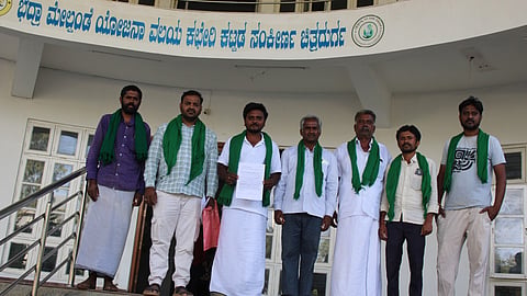 ತಾಳ್ಯ ಹೋಬಳಿಯ ನಾನಾ ಕೆರೆಗಳಿಗೆ ಭದ್ರಾ ನೀರು ಹರಿಸುವಂತೆ ಒತ್ತಾಯಿಸಿ ಹಾಗೂ ವಿವಿಧ ಕೆರೆಗಳಿಗೆ ನೀರು ಹರಿಸುವ ಯೋಜನೆ ರೂಪಿಸಿ ಅನುಷ್ಠಾನಗೊಳಿಸುವಂತೆ ಆಗ್ರಹಿಸಿ ರೈತರು ಚಿತ್ರದುರ್ಗದಲ್ಲಿ ಭದ್ರಾ ಮೇಲ್ದಂಡೆ ಯೋಜನೆ ಅಽಕಾರಿಗಳಿಗೆ ಮಂಗಳವಾರ ಮನವಿ ಸಲ್ಲಿಸಿದರು.

