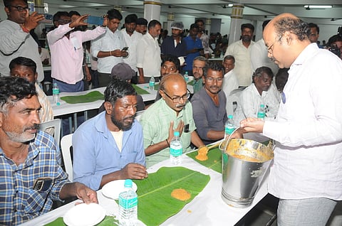 Minister Dr. Yathindra Siddaramaiah served food at a banquet organized on Wednesday at the city's Rajendra Kalamandira.
