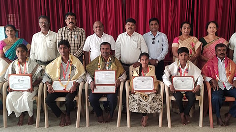 ರಾಷ್ಟೀಯ ಮಟ್ಟದ ಇನ್ಸ್-ÉÊರ್ ಅವಾರ್ಡ್ ಸ್ಪರ್ಧೆಯಲ್ಲಿ ಭಾಗವಹಿಸಿದ್ದ ವಿದ್ಯಾರ್ಥಿಗಳಿಗೆ ಚಿತ್ರದುರ್ಗ ಡಯಟ್‌ನಲ್ಲಿ ಮಂಗಳವಾರ ಸನ್ಮಾನಿಸಲಾಯಿತು. ಪ್ರಾಚಾರ್ಯ ಎಸ್.ನಾಗಭೂಷಣ್, ಟಿ.ರಾಮಣ್ಣ, ಎಸ್.ಬಸವರಾಜು ಮತ್ತಿತರರು ಇದ್ದರು.

