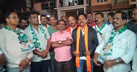 ಶೃಂಗೇರಿ ಕುರುಬಕೇರಿ ಸರ್ಕಲ್‌ನಲ್ಲಿ ಜೆಡಿಎಸ್, ಬಿಜೆಪಿ ಕಾರ್ಯಕರ್ತರು ವಿಜಯೋತ್ಸವ ಆಚರಿಸಿದರು. ವಿಜಯೇಂದ್ರ, ಭರತ್, ಮಂಜುನಾಥ್, ಭರತ್ ಇತರರಿದ್ದರು.