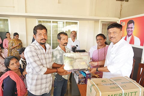 ವೃತ್ತಿಪರ ಕುಶಲಕರ್ಮಿಗಳಿಗೆ ಸುಧಾರಿತ ಉಪಕರಣಗಳನ್ನು ಶಾಸಕ ರಾಜೇಶ್ ನಾಕ್ ವಿತರಿಸಿದರು. ಜಯಂತಿ ಪೂಜಾರಿ, ಮಂಜುನಾಥ್ ಹೆಗಡೆ ಮತ್ತಿತರರು ಇದ್ದರು.

 