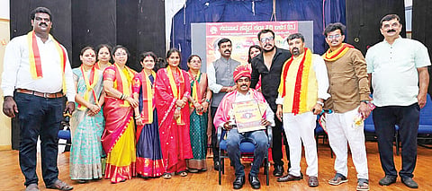 ಬೆಂಗಳೂರು ವಿಶ್ವವಿದ್ಯಾಲಯದ ಜ್ಞಾನಭಾರತಿ ಆವರಣದ ಪ್ರೊ. ಕೆ.ವೆಂಕಟಗಿರಿಗೌಡ ಸಭಾಂಗಣದಲ್ಲಿ ಭಾನುವಾರ ಕರುನಾಡ ಕನ್ನಡ ಕಲಾ ಸಿರಿ ಬಳಗದ ವತಿಯಿಂದ ಹಮ್ಮಿಕೊಂಡಿದ್ದ ಕನ್ನಡ ರಾಜ್ಯೋತ್ಸವ ಹಾಗೂ ಶಿಕ್ಷಕರ ಸನ್ಮಾನ ಸಮಾರಂಭದಲ್ಲಿ ಮಳವಳ್ಳಿ ತಾಲೂಕಿನ ದಬ್ಬಹಳ್ಳಿ ಗ್ರಾಮದ ಬಸವರಾಜು ಅವರನ್ನು ಬಳಗದ ರಾಜ್ಯ ಸಂಚಾಲಕರಾಗಿ ನೇಮಿಸಿ 2026ನೇ ಸಾಲಿನ ಕನ್ನಡ ರಾಜ್ಯೋತ್ಸವ ಪ್ರಶಸ್ತಿ ನೀಡಿ ಗೌರವಿಸಲಾಯಿತು. ಡಾ. ಪ್ರಶಾಂತ್ ಚಕ್ರವರ್ತಿ,  ಡಾ. ಟಿ.ಯಲ್ಲಪ್ಪ, ಡಾ. ಅಂಬರೀಷ್, ತ್ಯಾಗರಾಜು ಇದ್ದರು. 

