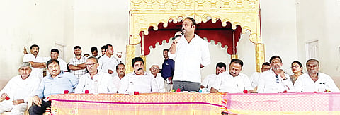ಮದ್ದೂರಿನ ಶಿವಪುರದ ಶ್ರೀ ವೆಂಕಟೇಶ್ವರ ಕಲ್ಯಾಣ ಮಂಟಪದಲ್ಲಿ ಆಯೋಜಿಸಿದ್ದ ಕಾಂಗ್ರೆಸ್ ಕಾರ್ಯಕರ್ತರ ಪೂರ್ವಭಾವಿ ಸಭೆಯಲ್ಲಿ ಶಾಸಕ ಕೆ.ಎಂ.ಉದಯ್ ಮಾತನಾಡಿದರು. ದಿನೇಶ್ ಗೂಳಿಗೌಡ, ಸ್ಟಾರ್ ಚಂದ್ರು, ಹರೀಶ್‌ಬಾಬು, ಸಿ.ಚಲುವರಾಜು, ಅಣ್ಣೂರು ರಾಜೀವ್, ಬಿ.ಬಸವರಾಜು, ಕದಲೂರು ರಾಮಕೃಷ್ಣ, ಕಂಠಿ ಸುರೇಶ್ ಇದ್ದರು.