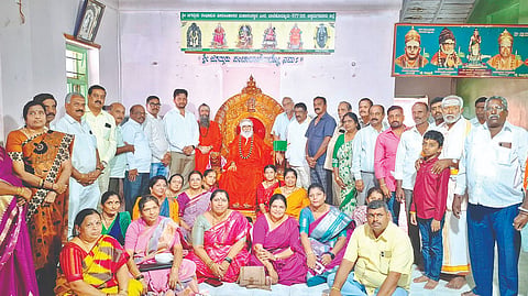 ಬಾಳೆಹೊನ್ನೂರು ರಂಭಾಪುರಿ ಪೀಠದಲ್ಲಿ ನಡೆದ ಪೌರ್ಣಿಮೆ ಸಮಾರಂಭದಲ್ಲಿ ಹಾಸನ ನಗರ ಸೇರಿದಂತೆ ವಿವಿಧ ಪ್ರಾಂತಗಳಿಂದ ಆಗಮಿಸಿದ ವೀರಶೈವ ಸಮಾಜ ಬಾಂಧವರು ಶ್ರೀ ಜಗದ್ಗುರುಗಳಿಗೆ ಗೌರವ ಸಮರ್ಪಿಸಿದರು.