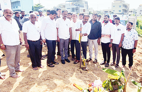 ಮದ್ದೂರು ನಗರದ ಕೊಲ್ಲಿ ವೃತ್ತದ ಬಳಿ ಹಳ್ಳಕ್ಕೆ ತಡೆಗೋಡೆ ನಿರ್ಮಾಣಕ್ಕೆ ಬಿಡುಗಡೆಯಾಗಿರುವ 1 ಕೋಟಿ ರೂ. ವೆಚ್ಚದ ಕಾಮಗಾರಿಗೆ ಶಾಸಕ ಕೆ.ಎಂ.ಉದಯ್ ಭೂಮಿಪೂಜೆ ನೆರವೇರಿಸಿದರು. ದಿನೇಶ್‌ಗೂಳಿಗೌಡ, ಸ್ಟಾರ್ ಚಂದ್ರು, ಸಿದ್ದರಾಜು, ಎಂ.ಎಸ್.ಸಂತೋಷ್‌ಗೌಡ, ಅನಂತೇಗೌಡ, ಜಯಂತಿಲಾಲ್ ಪಟೇಲ್, ಕಿರಣ್‌ಕುಮಾರ್ ಇದ್ದರು.