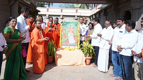 ಚಿತ್ರದುರ್ಗದಲ್ಲಿ ಏರ್ಪಡಿಸಿದ್ದ ಶಿವಶರಣೆ ಗಂಗಾಬಿಕಾ ದೇವಿ ಜಯಂತಿ ಆಚರಣೆಯಲ್ಲಿ ಎಸ್‌ಜೆಎಂ ವಿವಿ ಕುಲಪತಿ ಡಾ.ಕೆ.ಬಿ.ಗುಡಸಿ, ನರಸಿಂಹಪ್ಪ, ಬಸವ ಮಹಾಂತ ಸ್ವಾಮೀಜಿ, ಮಲ್ಲಿಕಾರ್ಜುನ ಶ್ರೀಗಳು ಮತ್ತಿತರರು ಇದ್ದರು.

