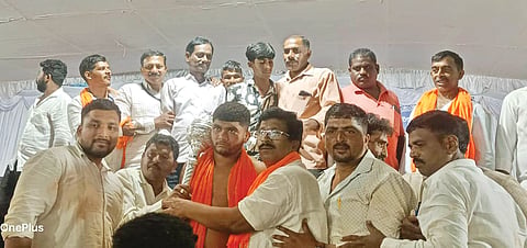 ತರೀಕೆರೆಯಲ್ಲಿ ಆಯೋಜಿಸಿದ್ದ ರಾಜ್ಯಮಟ್ಟದ ದಸರಾ ಬಯಲು ಜಂಗಿ ಕುಸ್ತಿ ಪಂದ್ಯಾವಳಿಯಲ್ಲಿ ವಿಜೇತರಾದ ಸಾಂಗ್ಲಿ ಪೈಲ್ವಾನ್ ಬೀರದೇವ್‌ಗೆ ಶ್ರೀ ಗುರು ರೇವಣಸಿದ್ದೇಶ್ವರ ಕುರುಬ ಸಮಾಜದ ಅಧ್ಯಕ್ಷ ಟಿ.ಎಸ್.ರಮೇಶ್ ಬೆಳ್ಳಿಗದೆ ವಿತರಿಸಿದರು. ಡಾ. ಟಿ.ಡಿ.ರವಿಕುಮಾರ್, ಟಿ.ಎಸ್.ಶ್ರೀಧರ್, ಲೋಕೇಶ್, ಟಿ.ಎಂ.ಗಂಗಾಧರ್ ಇತರರಿದ್ದರು. 