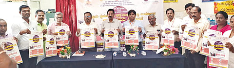 ಕಲಬುರಗಿ ಹೀರಾಪೂರ್​ ನಗರ ಆರೋಗ್ಯ ಕೇಂದ್ರದಲ್ಲಿ ಸಕ್ರಿಯ ಕ್ಷಯರೋಗ ಪತ್ತೆ ಹಚ್ಚುವಿಕೆ ಅಭಿಯಾನ ಕಾರ್ಯಕ್ರಮದಲ್ಲಿ ಡಾ.ಶರಣಬಸಪ್ಪ ಕ್ಯಾತನಾಳ ಮಂಗಳವಾರ ಕರಪತ್ರ ಬಿಡುಗಡೆ ಮಾಡಿದರು. ಡಾ.ಮಹಮ್ಮದ್​ ಗಫಾರ್​, ಡಾ.ಅಮೀರ್​ ಪಾಷಾ, ಡಾ.ಸುರೇಶ್​ ನಾಯಕ್​, ಶಶಿಕಾಂತ, ಅಬ್ದುಲ್​ ಜಬ್ಬರ್​, ಶರಣಬಸಪ್ಪ ಸಜ್ಜನ್​, ಮಾಧುರಿ, ಅಂಬಿಕಾ, ಶಿಲ್ಪಾ ರಾಣಿ ಇತರರಿದ್ದರು.