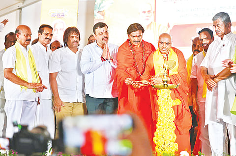 ತೀರ್ಥಹಳ್ಳಿಯಲ್ಲಿ ಆಯೋಜಿಸಿದ್ದ ನಾರಾಯಣಗುರು ಜಯಂತಿಯನ್ನು ಶ್ರೀ ರೇಣುಕಾನಂದ ಸ್ವಾಮೀಜಿ ಹಾಗೂ ಶ್ರೀ ಯೋಗೇಂದ್ರ ಅವಧೂತರು ಉದ್ಘಾಟಿಸಿದರು. ಮಧು ಬಂಗಾರಪ್ಪ, ಬಿ.ಕೆ.ಹರಿಪ್ರಸಾದ್, ಕೋಟ ಶ್ರೀನಿವಾಸ ಪೂಜಾರಿ, ಬೇಳೂರು ಗೋಪಾಲಕೃಷ್ಣ, ಸುನೀಲ್ಕುಮಾರ್ ಇತರರಿದ್ದರು.