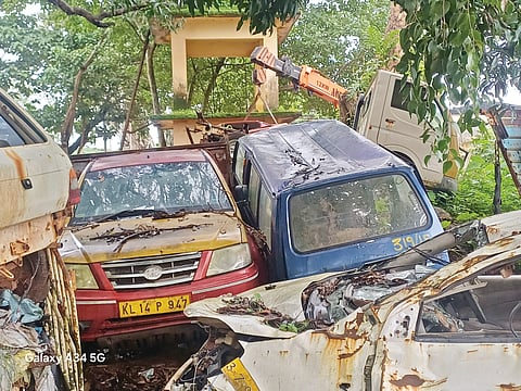 ಕುಂಬಳೆ ಪೊಲೀಸ್ ಠಾಣೆ ಪರಿಸರದಲ್ಲಿ ನಿಲ್ಲಿಸಿರುವ ಹಳೇ ವಾಹನಗಳು.