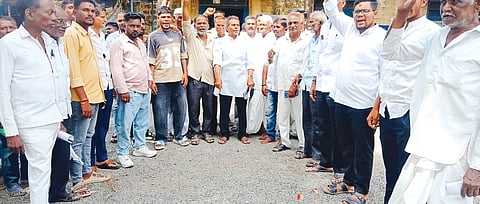ಸಾಲಮನ್ನಾ ಸೇರಿ ವಿವಿಧ ಬೇಡಿಕೆ ಈಡೇರಿಕೆಗೆ ಆಗ್ರಹಿಸಿ ಕಮಲಾಪುರ ತಹಸಿಲ್​ ಕಚೇರಿ ಎದುರು ವಿವಿಧ ಸಂಟನೆಗಳು ಪ್ರಮುಖರು ಪ್ರತಿಭಟನೆ ನಡೆಸಿದರು. ಅಮೃತ ಗೌರೆ, ಸಿದ್ದಣ್ಣಗೌಡ ಗೊಳೆದ, ಸಿದ್ದಣ್ಣಗೌಡ ಬಿರಾದಾರ, ವಿಜಯಕುಮಾರ ರಟಕಲ್​, ಶರಣಪ್ಪ ಯಲಪಳ್ಳಿ, ಪ್ರಭಾಕರ ಗೌರೆ, ಅಲೋಕಕುಮಾರ ಗೌರೆ ಇತರರಿದ್ದರು.