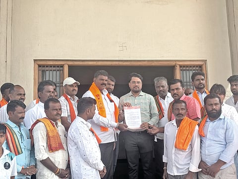 ಮುಧೋಳದಲ್ಲಿ ಬರದಿಂದ ತತ್ತರಿಸಿರುವ ರೈತರಿಗೆ ಎಕರೆಗೆ ೫೦ ಸಾವಿರ ರೂ.ವರೆಗೆ ಬೆಳೆ ನಷ್ಟ ಪರಿಹಾರ ನೀಡಬೇಕು, ಅರ್ಹ ರೈತರ ಕೃಷಿ ಸಾಲ ಮನ್ನಾ ಮಾಡಬೇಕು ಸೇರಿ ೧೩ ಪ್ರಮುಖ ಬೇಡಿಕೆಗಳನ್ನು ಈಡೇರಿಸುವಂತೆ ಶಿವಸೇನಾ ಕರ್ನಾಟಕದ ನೇತೃತ್ವದಲ್ಲಿ ತಹಸೀಲ್ದಾರ್ ಡಾ.ಚಿಕ್ಕಪ್ಪ ನಾಯಿಕ ಮೂಲಕ ರಾಜ್ಯ ಹಾಗೂ ಕೇಂದ್ರ ಸರ್ಕಾರಕ್ಕೆ ಮನವಿ ಸಲ್ಲಿಸಿದರು. ತಿಮ್ಮನಗೌಡ ಪಾಟೀಲ, ಗಣೇಶ ಪೂಜಾರಿ, ಸಿದ್ದು ಮಾಯಪ್ಪಗೊಳ, ಮಾದು ತೇಲಿ, ಅಡವೇಶ ರೂಗಿ, ಮಾಂತು ಜೀರಗಾಳ, ಮಂಜುಗೌಡ ಕೊರಡ್ಡಿ ಇತರರಿದ್ದರು.