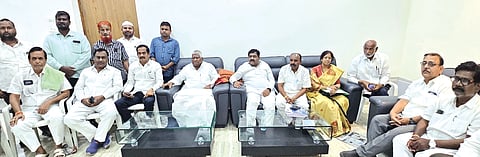 ಚಿತ್ತಾಪುರ ಬ್ಲಾಕ್​ ಕಾಂಗ್ರೆಸ್​ ಕಚೇರಿಯಲ್ಲಿ ಮಂಗಳವಾರ ಆಯೋಜಿಸಿದ್ದ ಸಂಘಟನಾ ಸೃಜನ್​ ಅಭಿಯಾನ- ನಡೆಯಿತು. ಅರವಿಂದಕುಮಾರ ಅರಳಿ, ಲಕ್ಷ್ಮೀ ಪತಿ, ಅಕ್ಕಮಹಾದೇವಿ ಪಾಟೀಲ್​, ರಮೇಶ ಮರಗೋಳ, ನಾಗರೆಡ್ಡಿ ಪಾಟೀಲ್​ ಕರದಾಳ್​, ಭೀಮಣ್ಣ ಸಾಲಿ ಇತರರಿದ್ದರು. 