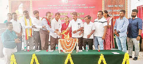ಮೂಡಿಗೆರೆಯಲ್ಲಿ ಏರ್ಪಡಿಸಿದ್ದ ಶ್ರೀ ಮಹರ್ಷಿ ವಾಲ್ಮೀಕಿ ಜಯಂತಿ ಕಾರ್ಯಕ್ರಮವನ್ನು ಪಪಂ ಮಾಜಿ ಉಪಾಧ್ಯಕ್ಷ ಹೊಸಕೆರೆ ರಮೇಶ್ ಉದ್ಘಾಟಿಸಿದರು. ಡಿ.ಕೆ.ಲಕ್ಷ್ಮಣ್ ಗೌಡ, ಸುಂದ್ರೇಶ್ ಹೊಯ್ಸಳಲು, ಸೋಮಶೇಖರ್ ಇತರರಿದ್ದರು.
