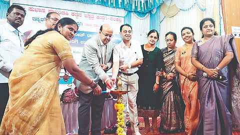 ಡಾ.ಪುನೀತ್ ರಾಜಕುಮಾರ್ ಪುಣ್ಯಸ್ಮರಣೋತ್ಸವ ನಿಮಿತ್ತ ಕುಷ್ಟಗಿಯಲ್ಲಿ ಇನ್ನರ್‌ವ್ಹೀಲ್ ಕ್ಲಬ್-ಡಾ.ಸುಭಾಸ ಕಾಖಂಡಕಿ ಕಣ್ಣಿನ ಆಸ್ಪತ್ರೆ ಸಹಯೋಗದೊಂದಿಗೆ ಹಮ್ಮಿಕೊಂಡಿದ್ದ ಉಚಿತ ಕಣ್ಣಿನ ಶಸ್ತ್ರಚಿಕಿತ್ಸೆ ಶಿಬಿರವನ್ನು ಜಿಲ್ಲಾಧಿಕಾರಿ ಡಾ.ಸುರೇಶ ಇಟ್ನಾಳ ಉದ್ಘಾಟಿಸಿದರು. ಕ್ಲಬ್ ಅಧ್ಯಕ್ಷೆ ಗೌರಮ್ಮ ಕುಡತಿನಿ, ವಂದನಾ ಗೂಗಿ, ತಹಸೀಲ್ದಾರ ಅಶೋಕ ಶಿಗ್ಗಾವಿ, ವೆಂಕಪ್ಪ ಬೀಳಗಿ ಇತರರಿದ್ದರು.