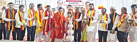 ಕಲಬುರಗಿಯಲ್ಲಿ ಬುಧವಾರ ಆಯೋಜಿಸಿದ್ದ ಜಿಲ್ಲಾ ಕನ್ನಡ ಸಾಹಿತ್ಯ ಸಮ್ಮೇಳನವನ್ನು ಪೂಜ್ಯ ದೊಡ್ಡಪ್ಪ ಅಪ್ಪ ಉದ್ಘಾಟಿಸಿದರು. ಶ್ರೀ ಡಾ.ಚನ್ನವಿರ ಶಿವಾಚಾರ್ಯ, ಡಾ.ನಾಗೇಂದ್ರ ಮಸೂತಿ, ಬಸವರಾಜ ಬಳೂಂಡಗಿ, ಮಹೇಶ ಹೂಗಾರ, ವಿಜಯಕುಮಾರ ತೇಗಲತಿಪ್ಪಿ, ಶಿವರಾಜ ಅಂಡಗಿ, ಧರ್ಮಣ್ಣ ಧನ್ನಿ, ಶರಣರಾಜ ಛಪ್ಪರಬಂದಿ, ಸೈಯದ್​ ಇತರರಿದ್ದರು.