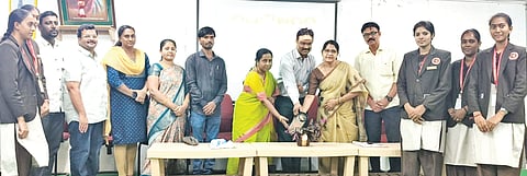 ಕಲಬುರಗಿ ಗೋದುತಾಯಿ ಪದವಿ ಮಹಿಳಾ ಕಾಲೇಜಿನಲ್ಲಿ ನಡೆದ ಕಾರ್ಯಾಗಾರದಲ್ಲಿ ಶರಣಬಸವ ವಿವಿ ಪ್ರಾಧ್ಯಾಪಕ ಡಾ.ಚಿದಾನಂದ ಚಿಕ್ಕಮಠ, ಪ್ರಾಚಾಯೆರ್ ಡಾ.ಸೀಮಾ ಪಾಟೀಲ್​, ಡಾ.ಪುಟ್ಟಮಣಿ ದೇವಿದಾಸ, ಡಾ.ಶಾಂತಲಿಂಗ  ಘಂಟೆ, ಡಾ.ಪೂರ್ಣಿಮಾ ಇತರರಿದ್ದರು.