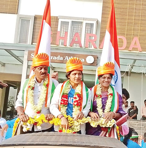 ಶೃಂಗೇರಿಯ ಶಾರದಾ ಕಂರ್ಟ್‌ನಿಂದ ಡಾ. ವಿ.ಆರ್.ಗೌರಿಶಂಕರ್ ಸಭಾಂಗಣದವರೆಗೆ ಸಾಗಿಬಂದ ಮೆರವಣಿಗೆಯಲ್ಲಿ ಏಷ್ಯನ್ ಗೇಮ್ಸ್‌ನ ಕಂಚಿನ ಪದಕ ವಿಜೇತೆ ಶಾನುವಳ್ಳಿ ಸ್ನೇಹಾ, ಪಾಲಕರಾದ ಸತ್ಯನಾರಾಯಣ್, ಶಾಲಿನಿ ಇದ್ದರು.