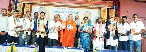 ಪಾಂಡವಪುರ ಪಟ್ಟಣದ ಟಿಎಪಿಸಿಎಂಎಸ್ ರೈತ ಸಭಾಂಗಣದಲ್ಲಿ ಲೇಖಕ ಸಿಂಗಾಪುರ ಲಕ್ಷ್ಮೇಗೌಡ ಅವರ ಸಂಚಲನ ಮತ್ತು ಹೆತ್ತವರ ತಳಮಳ ಕವನ ಸಂಕಲನಗಳ ಪುಸ್ತಕ ಬಿಡುಗಡೆ ಸಮಾರಂಭದಲ್ಲಿ  ಗಣ್ಯರು ಪುಸ್ತಕ ಬಿಡುಗಡೆಗೊಳಿಸಿದರು. ಡಾ.ಶ್ರೀ ನಿರ್ಮಲಾನಂದನಾಥ ಸ್ವಾಮೀಜಿ, ಡಾ.ರಾಮೇಗೌಡ, ಸುನೀತ ಪುಟ್ಟಣ್ಣಯ್ಯ, ಕರ್ನಾಟಕ ಸಂಘದ ಅಧ್ಯಕ್ಷ ಪ್ರೊ.ಜಯಪ್ರಕಾಶ್ ಗೌಡ ಇತರರು ಇದ್ದರು.