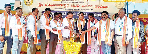 ಪಾಂಡವಪುರ ತಾಲೂಕಿನ ಶ್ರೀಶಂಭುಲಿಂಗೇಶ್ವರ ಶಿಕ್ಷಣ ಸಂಸ್ಥೆಯಲ್ಲಿ ನಡೆದ ಜಿಲ್ಲಾಮಟ್ಟದ ಪದವಿ ಪೂರ್ವ ಕಾಲೇಜುಗಳ ಕ್ರೀಡಾಕೂಟಕ್ಕೆ ವಿಧಾನ ಪರಿಷತ್ ಸದಸ್ಯ ವಿವೇಕಾನಂದ ಅವರು ಉದ್ಘಾಟಿಸಿದರು.