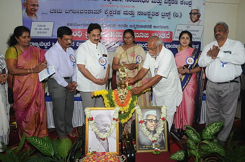  ಮಾನಸಗಂಗೋತ್ರಿಯ ಡಾ.ಬಾಬು ಜಗಜೀವನ್ ರಾಮ್ ಅಧ್ಯಯನ, ಸಂಶೋಧನಾ ಮತ್ತು ವಿಸ್ತರಣಾ ಕೇಂದ್ರದಲ್ಲಿ ಗುರುವಾರ ಆಯೋಜಿಸಿದ್ದ ಗಾಂಧಿ ಪ್ರಪಂಚ ಮತ್ತು ಬಾಬೂಜಿ ಚಿಂತನೆ ವಿಚಾರ ಸಂಕಿರಣವನ್ನು ಸಾಮಾಜಿಕ ಕಾರ್ಯಕರ್ತ ಸಂತೋಷ್ ಕೌಲಗಿ ಉದ್ಘಾಟಿಸಿದರು. ಡಾ.ವೂಡೇ ಪಿ.ಕೃಷ್ಣ, ಪ್ರೊ.ಪದ್ಮಶೇಖರ್, ಡಾ.ಎಂ.ಶ್ರೀನಿವಾಸ ಮೂರ್ತಿ ಹಾಗೂ ಇತರರು ಇದ್ದರು.