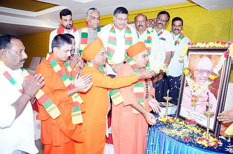 ಮೈಸೂರು ನಗರದ ರಾಮಾನುಜ ರಸ್ತೆಯ ರಾಜೇಂದ್ರ ಕಲಾಮಂದಿರದಲ್ಲಿ ಬುಧವಾರ ಆಯೋಜಿಸಿದ್ದ ದಿವ್ಯ ನೆನಹು ಕಾರ್ಯಕ್ರಮದಲ್ಲಿ ಶ್ರೀ ಚಿದಾನಂದ ಸ್ವಾಮೀಜಿ ಭಾವಚಿತ್ರಕ್ಕೆ ಗಣ್ಯರು ಪುಷ್ಪಾರ್ಚನೆ ನೆರವೇರಿಸಿದರು.

