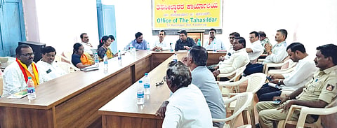 ಕಮಲಾಪುರ ತಹಸಿಲ್​ ಕಚೇರಿಯಲ್ಲಿ ಹಮ್ಮಿಕೊಂಡಿದ್ದ ಕರ್ನಾಟಕ ರಾಜ್ಯೋತ್ಸವ ಪೂರ್ವಭಾವಿ ಸಭೆಯಲ್ಲಿ ತಹಸೀಲ್ದಾರ್​ ಮಹಮ್ಮದ್​ ಮೋಹಸಿನ್​ ಮಾತನಾಡಿದರು. ರಮೇಶ ಪಾಟೀಲ್​, ಸಂಜಯಕುಮಾರ ಕೊಳಗೇರಿ, ವೆಂಕಟೇಶ ದುಗ್ಗನ್​, ಡಾ.ಸುರೇಶ ರಾಠೋಡ್​ ಇತರರಿದ್ದರು.