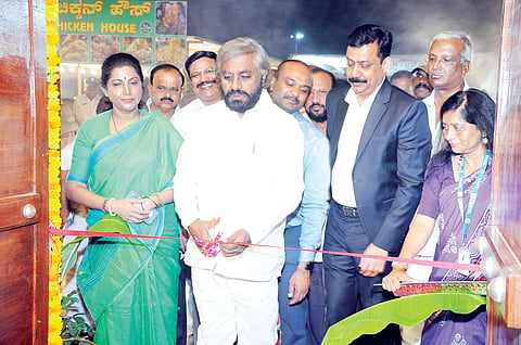 
ದಸರಾ ವಸ್ತುಪ್ರದರ್ಶನ ಮೈದಾನದಲ್ಲಿ ಗ್ರಾಮೀಣಾಭಿವೃದ್ಧಿ ಮತ್ತು ಪಂಚಾಯತ್‌ರಾಜ್ ಇಲಾಖೆಯ ಮಳಿಗೆಯನ್ನು ಬುಧವಾರ ಸಚಿವ ಈಶ್ವರ ಬಿ. ಖಂಡ್ರೆ ಉದ್ಘಾಟಿಸಿದರು.  ಡಾ.ಪುಷ್ಪಾ ಅಮರ್‌ನಾಥ್, ಯುಕೇಶ್ ಕುಮಾರ್ ಹಾಗೂ ಇತರರು ಇದ್ದರು.
