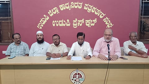 ಉಡುಪಿಯ ಪತ್ರಿಕಾ ಭವನದಲ್ಲಿ ನಡೆದ ಸುದ್ದಿಗೋಷ್ಠಿಯಲ್ಲಿ ಮುಹಮ್ಮದ್​ ಯಾಸೀನ್​ ಮಲ್ಪೆ ಮಾತನಾಡಿದರು. ಮುಹಮ್ಮದ್​ ಮೌಲಾ,  ಇಸ್ಮಾಯಿಲ್​ ಹುಸೈನ್​ ಕಟಪಾಡಿ, ಮೌಲಾನಾ ಝಮೀರ್​ ಅಹ್ಮದ್​ ರಶಾದಿ, ಪೀರು ಸಾಹೇಬ್​, ಇಕ್ಬಾಲ್​ ಮನ್ನಾ ಇದ್ದರು.