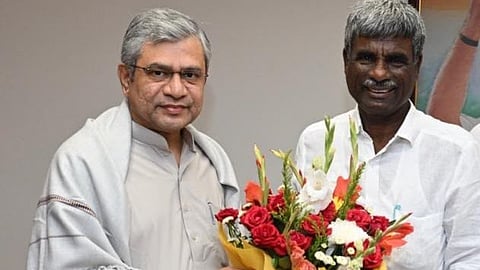 ದೆಹಲಿಯಲ್ಲಿ ಕೇಂದ್ರ ರೈಲ್ವೆ ಸಚಿವ ಅಶ್ವಿನಿ ವೈಷ್ಣವ ಅವರನ್ನು ಸಂಸದ ಕೋಟ ಶ್ರೀನಿವಾಸ ಪೂಜಾರಿ ಅಭಿನಂದಿಸಿದರು.