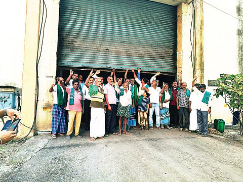 ಕೇಂದ್ರ ಸರ್ಕಾರ ಕಬ್ಬಿಗೆ ದರ ನಿಗದಿ ಮಾಡುವ ತನಕ ಕಾರ್ಖಾನೆಯಿಂದ ಸಕ್ಕರೆಯನ್ನು ಬೇರೆ ರಾಜ್ಯಗಳಿಗೆ ಸರಬರಾಜು ಮಾಡಬಾರದೆಂದು ಆಗ್ರಹಿಸಿ ರಾಜ್ಯ ರೈತ ಸಂಘದ ವತಿಯಿಂದ ತಾಲೂಕಿನ ಕೊಪ್ಪ ಎನ್‌ಎಸ್‌ಎಲ್ ಸಕ್ಕರೆ ಕಾರ್ಖಾನೆ ಗೋದಾಮಿಗೆ ಬೀಗ ಹಾಕಿ ಪ್ರತಿಭಟನೆ ನಡೆಸಲಾಯಿತು. ವಿನೋದ್‌ಬಾಬು, ಸ್ವಾಮಿ, ವೆಂಕಟಪ್ಪ, ಶಿವಕುಮಾರ್, ರಾಜಣ್ಣ, ರವಿ, ರಾಮಕೃಷ್ಣ, ಶಿವಲಿಂಗಯ್ಯ, ಪ್ರಸನ್ನ, ಕುಮಾರ, ಪ್ರಸನ್ನ, ಕುಮಾರ್ ಇದ್ದರು.