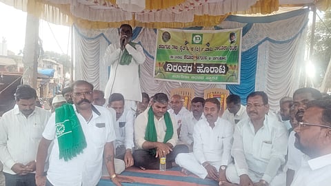 ಕೆರೂರ: ವಿವಿಧ ಬೇಡಿಕೆಗಳ ಈಡೇರಿಕೆಗೆ ಒತ್ತಾಯಿಸಿ ಪಟ್ಟಣದ ಅಂಬೇಡ್ಕರ್ ವತ್ತದ ಬಳಿ ಕಳೆದ ಐದು ದಿನಗಳಿಂದ ರೈತರು ನಡೆಸುತ್ತಿರುವ ಧರಣಿ ಸ್ಥಳಕ್ಕೆ ಬುಧವಾರ ಶಾಸಕ ಭೀಮಸೇನ ಚಿಮ್ಮನಕಟ್ಟಿ ಭೇಟಿ ನೀಡಿ ರೈತರ ಸಮಸ್ಯೆಗಳನ್ನು ಆಲಿಸಿದರು.

 ಕೆರೂರ ಸೇರಿ ಸುತ್ತಮುತ್ತಲಿನ ಗ್ರಾಮಗಳ ನೀರಾವರಿ ಅಗತ್ಯಗಳನ್ನು ಪೂರೈಸುವ ಮಹತ್ವದ ಯೋಜನೆಯಾದ ಕೆರೂರ ಏತ ನೀರಾವರಿ ಯೋಜನೆಯ ಟೆಂಡರ್ ಪ್ರಕ್ರಿಯೆ ಈಗಾಗಲೇ ಪೂರ್ಣಗೊಂಡಿದೆ. ಶೀಘ್ರದಲ್ಲೇ ಮುಖ್ಯಮಂತ್ರಿಗಳ ಅಮತ ಹಸ್ತದಿಂದ ಯೋಜನೆಗೆ ಚಾಲನೆ ನೀಡಲಾಗುವುದು ಎಂದು ಶಾಸಕ ಚಿಮ್ಮನಕಟ್ಟಿ ತಿಳಿಸಿದರು.

 ಕಬ್ಬಿಗೆ ಸೂಕ್ತ ಬೆಲೆ ನಿಗದಿಪಡಿಸುವ ಕುರಿತು ಮುಖ್ಯಮಂತ್ರಿ ನೇತತ್ವದಲ್ಲಿ ಸಕ್ಕರೆ ಕಾರ್ಖಾನೆಗಳ ಮಾಲೀಕರು ಹಾಗೂ ರೈತ ಮುಖಂಡರೊಂದಿಗೆ ಚರ್ಚಿಸಿ ರಾಜ್ಯ ಸರ್ಕಾರ ನಿರ್ಧಾರ ಕೈಗೊಂಡಿದೆ. ಆದರೆ, ಕಬ್ಬಿಗೆ ಕನಿಷ್ಠ ಬೆಂಬಲ ಬೆಲೆ (ಎಂಎಸ್‌ಪಿ) ನಿಗದಿಪಡಿಸುವುದು ಕೇಂದ್ರ ಸರ್ಕಾರದ ವ್ಯಾಪ್ತಿಗೆ ಬರುತ್ತದೆ ಎಂದು ಹೇಳಿದರು.

 ರೈತರ ಇತರ ಬೇಡಿಕೆಗಳನ್ನು ಹಂತ ಹಂತವಾಗಿ ಈಡೇರಿಸುವ ಭರವಸೆ ನೀಡಿದ ಅವರು, ಧರಣಿಯನ್ನು ಕೈಬಿಡುವಂತೆ ರೈತರಲ್ಲಿ ಮನವಿ ಮಾಡಿದರು.

ರೈತರ ಸಮಸ್ಯೆಗೆ ತುರ್ತು ಪರಿಹಾರಕ್ಕೆ ಆಗ್ರಹ
 ಧರಣಿ ಸ್ಥಳಕ್ಕೆ ಭೇಟಿ ನೀಡಿ ರೈತರ ಹೋರಾಟಕ್ಕೆ ಬೆಂಬಲ ಸೂಚಿಸಿದ ಜೆಡಿಎಸ್ ಜಿಲ್ಲಾ ಘಟಕದ ಅಧ್ಯಕ್ಷ ಹನಮಂತ ಮಾವಿನಮರದ, ಬೆಳಗಾವಿಯಲ್ಲಿ ನಡೆದ ಸಕ್ಕರೆ ಕಾರ್ಖಾನೆಗಳ ಮಾಲೀಕರ ಸಭೆಯಿಂದ ರೈತರಿಗೆ ನಿರೀಕ್ಷಿತ ಲ ದೊರೆತಿಲ್ಲ ಎಂದು ಅಸಮಾಧಾನ ವ್ಯಕ್ತಪಡಿಸಿದರು.

 ಸರ್ಕಾರ ಮತ್ತು ಕಾರ್ಖಾನೆಗಳ ಮಾಲೀಕರ ನಡುವೆ ಸಮರ್ಪಕ ಒಪ್ಪಂದವಾಗದಿರುವುದರಿಂದ ರೈತರು ಆತಂಕದಲ್ಲಿದ್ದಾರೆ. ಕಬ್ಬು ಕಟಾವು ವಿಳಂಬವಾದರೆ ಬೆಳೆ ನಷ್ಟದ ಜತೆಗೆ ರೈತರು ಆರ್ಥಿಕ ಸಂಕಷ್ಟಕ್ಕೆ ಸಿಲುಕುವ ಸಾಧ್ಯತೆಯಿದೆ. ಆದ್ದರಿಂದ ರಾಜ್ಯ ಸರ್ಕಾರ ತಕ್ಷಣ ಮಧ್ಯಪ್ರವೇಶಿಸಿ ರೈತರ ಸಮಸ್ಯೆಗಳಿಗೆ ಪರಿಹಾರ ಕಂಡುಕೊಳ್ಳಬೇಕು ಎಂದು ಒತ್ತಾಯಿಸಿದರು.

 ರೈತರಿಗೆ ಘೋಷಿಸಲಾದ 2,500 ರೂ. ಇನ್ನೂ ಬಿಡುಗಡೆಯಾಗಿಲ್ಲ ಎಂದು ಪ್ರಸ್ತಾಪಿಸಿದ ಅವರು, ರೈತರ ಸಮಸ್ಯೆಗಳ ವಿಚಾರದಲ್ಲಿ ರಾಜಕೀಯ ಭೇದ ಮರೆತು ಎಲ್ಲರೂ ಒಗ್ಗಟ್ಟಿನಿಂದ ಕಾರ್ಯನಿರ್ವಹಿಸಬೇಕು. ಸರ್ಕಾರ ರೈತರ ಅಹವಾಲು ಆಲಿಸಿ ಸ್ಪಷ್ಟ ಭರವಸೆ ನೀಡಬೇಕು ಎಂದು ಆಗ್ರಹಿಸಿದರು.

 ಡಾ. ಎಂ.ಜಿ. ಕಿತ್ತಲಿ, ಟೋಪೇಶ ಬದಾಮಿ, ಭದ್ರಪ್ಪ ಜಲಗೇರಿ, ಹನಮಂತ ಪ್ರಭಾಕರ, ಶರಣು ಸಜ್ಜನ, ರಮೇಶ ಕೊಣ್ಣೂರ ಸೇರಿ ರೈತ ಮುಖಂಡರಾದ ಗೋವಿಂದಪ್ಪ ಬೆಳಗಂಟಿ, ಸುರೇಶ ಪೂಜೇರಿ, ಹುಸೇನಸಾಬ ಮಾಲದಾರ ಹಾಗೂ ಇತರರು ಉಪಸ್ಥಿತರಿದ್ದರು.