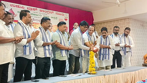 ಉಡುಪಿಯಲ್ಲಿ ಆಯೋಜಿಸಿದ್ದ ರಕ್ತದಾನ ಶಿಬಿರವನ್ನು ವಿನಯಕುಮಾರ ಸೊರಕ ಉದ್ಘಾಟಿಸಿದರು. ರಮೇಶ ಕಾಂಚನ್​, ಅಶೋಕ ಕೊಡವೂರು, ಕಿಶನ್​ ಹೆಗ್ಡೆ ಕೊಳ್ಕೆಬೈಲು, ಪ್ರಸಾದರಾಜ ಕಾಂಚನ್​, ದಿನೇಶ ಹೆಗ್ಡೆ ಮೊಳಹಳ್ಳಿ, ಮಂಜುನಾಥ ಸುಣಗಾರ ಇತರರಿದ್ದರು.