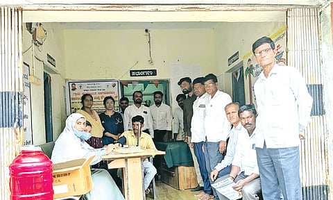 ಔರಾದ್​ ತಾಲೂಕಿನ ನಾಗಮಾರಪಳ್ಳಿ ಗ್ರಾಮದಲ್ಲಿ ಬುಧವಾರ  ಆಯೋಜಿಸಿದ್ದ ಉಚಿತ ಆರೋಗ್ಯ ತಪಾಸಣಾ ಶಿಬಿರದಲ್ಲಿ ರೋಗಿಗಳ ತಪಾಸಣೆ ಮಾಡಲಾಯಿತು. ಪ್ರಶಾಂತ ಸೋಪ್ಪಣ್ಣ, ಡಾ.ನಿತಿನ್​ ಮಲ್ಲಾಸುರೆ, ಡಾ.ಸ್ವಾತಿ ರಾಜೊಳೆ, ವೇದಮೂರ್ತಿ, ವಿದ್ಯಾಸಾಗರ ಬಿರಾದರ್​, ಸಂಗೀತ ದೇಶಮುಖ ಇತರರಿದ್ದರು.