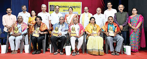 ಶಿವರಾಮ ಕಾರಂತ ಪ್ರಶಸ್ತಿ ಮತ್ತು ಪುರಸ್ಕಾರ ಪ್ರದಾನ ಸಮಾರಂಭದಲ್ಲಿ ಟಿ.ಎನ್.ಸೀತಾರಾಮ್, ಅಭಯಚಂದ್ರ ಜೈನ್, ಡಾ.ತಾಳ್ತಜೆ ವಸಂತ ಕುಮಾರ್, ಡಾ.ಹಳೇಮನೆ ರಾಜಶೇಖರ, ಡಾ.ಕಾ.ವೆಂ.ಶ್ರೀನಿವಾಸ ಮೂರ್ತಿ, ಡಾ.ಕೆ.ಎಸ್.ಚೈತ್ರಾ ಅವರನ್ನು ಗೌರವಿಸಲಾಯಿತು.