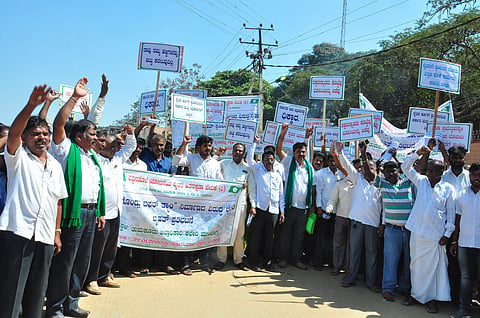 27Tmk_Ettinahole_Protest1