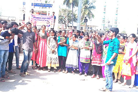 290120 hadagali Students Protest for Laptop Issue
