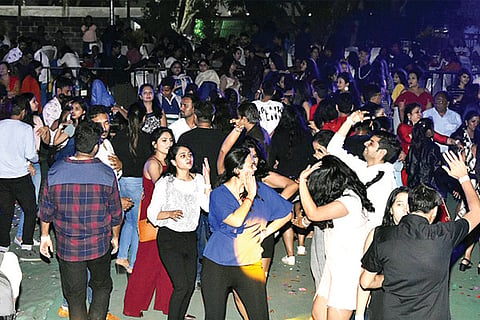 h31-Dharwad dance 1