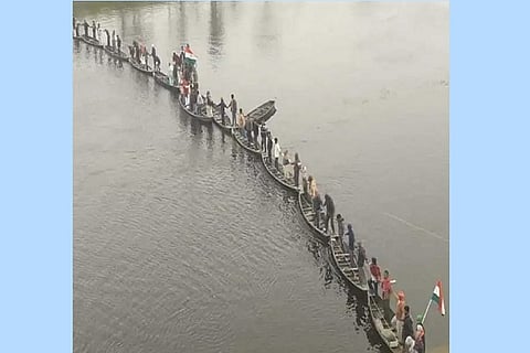 human chain on boats at gandak river 19 JAN 20