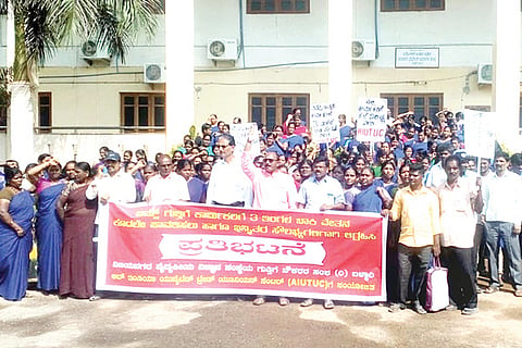 240220 Ballari Vims Employes Protest