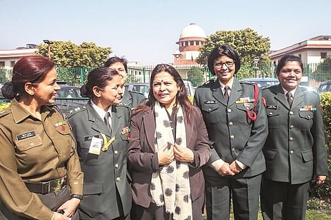 Lekhi with defence staff