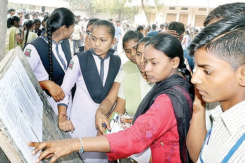 040320-Siriguppa-2nd-PUC-Exam-Students-Observe-Notice-Board