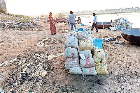 130320 Kampli Tungabhadra Rive side Sand Seized