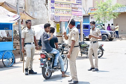 24032020 Koppal Covid -19 police lati