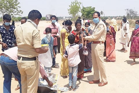 30032020 Yelaburga Police arrange Meals