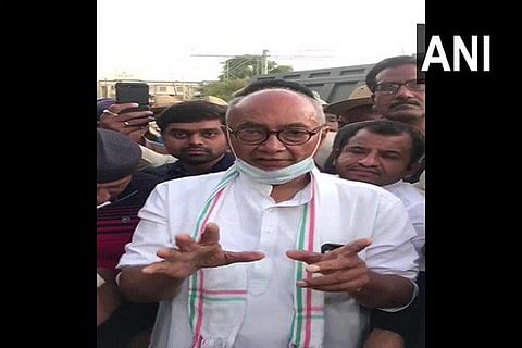 DigvijaySingh infront of ramda hotel 1 BNG MP Crisis 18 MAR 20