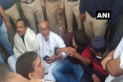 DigvijaySingh infront of ramda hotel BNG MP Crisis 18 MAR 20