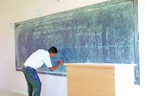 LECTURER